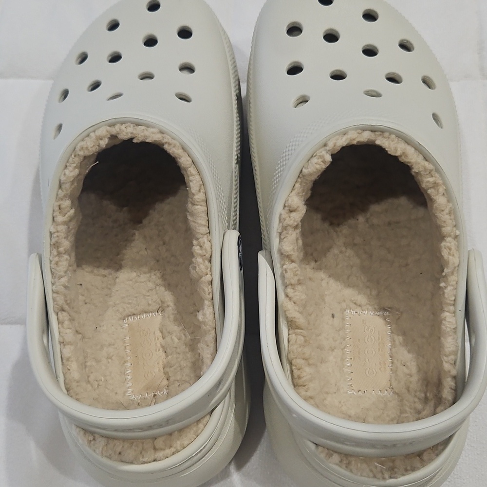 Fleece lined Crocs. New without tags size 6 - Picture 3 of 8
